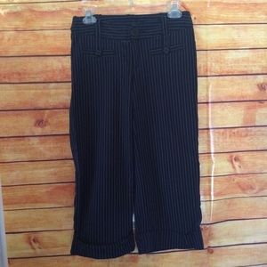 BLACK CAPRI PANTS